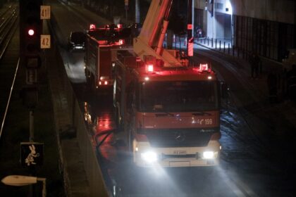 Alarm in Paleo Faliro: The Fire Department fights the flames in an apartment - Search for a trapped person