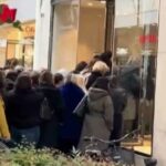 Black Friday: Increased market traffic - Queues outside stores