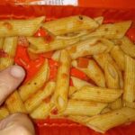 His mother found worms in the school lunch of a 6-year-old student in Glyki, Thesprotia