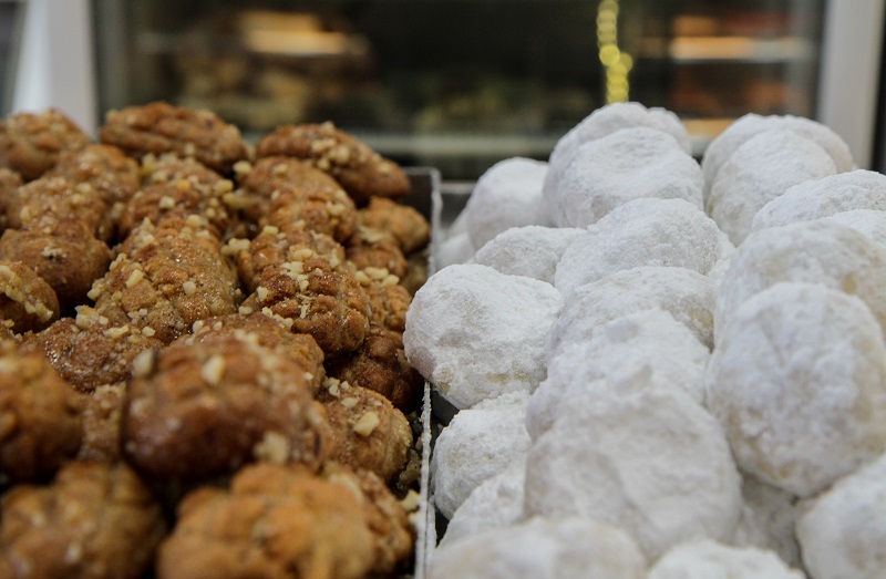 Christmas table: "Cheap up to 50% on kourabiedes and melomakaroni in the public market"