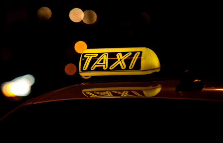 Volos: Terror for a taxi driver – The passenger, instead of paying him, chased him with a crowbar