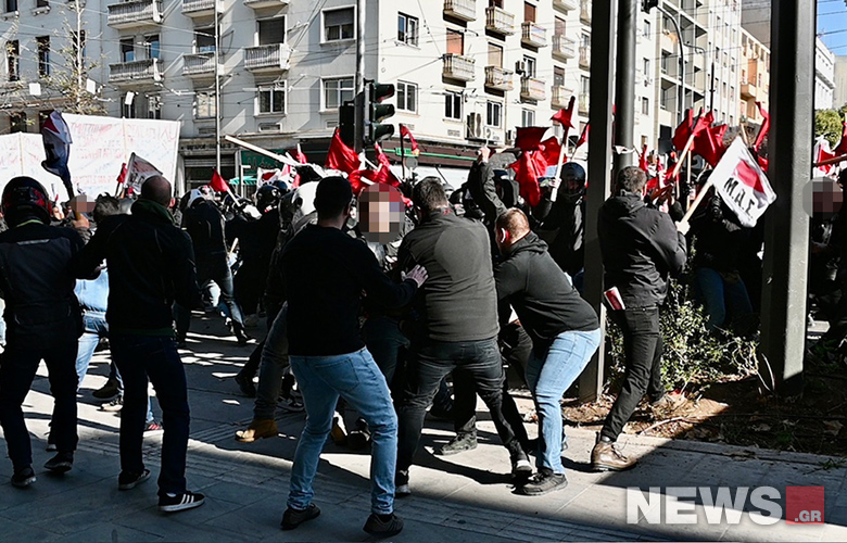 Tension and violence between student groups in Propylaia before the march against private universities begins - There are injured