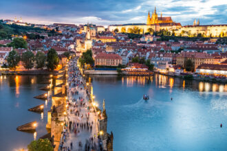 Finally, the organized night "tours" of tourists who are thirsty for... alcohol in the bars of Prague