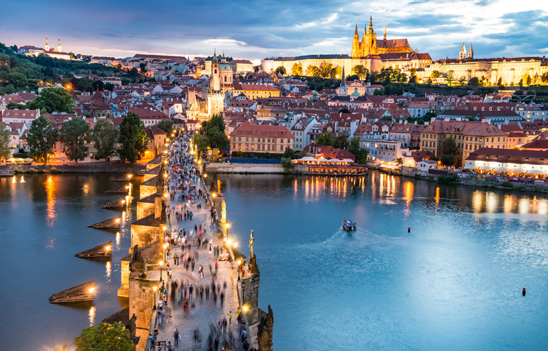 Finally, the organized night "tours" of tourists who are thirsty for... alcohol in the bars of Prague