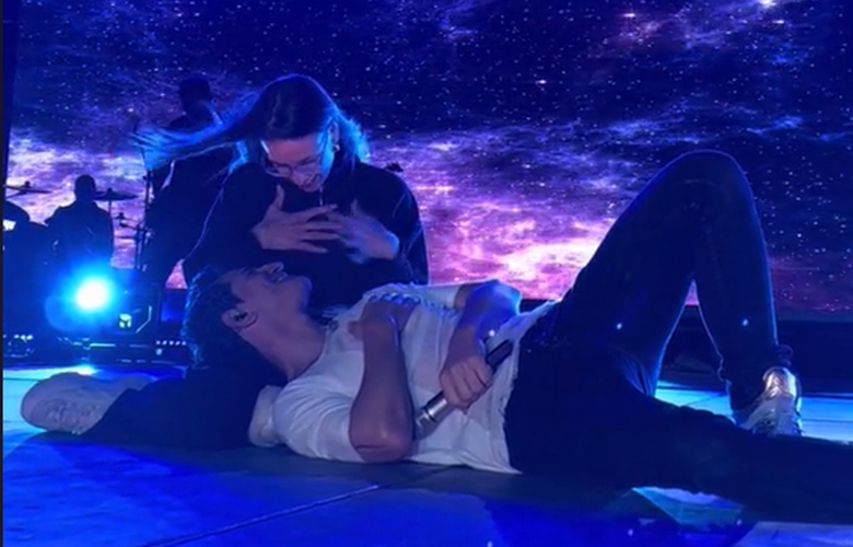 Love confession on stage by a fan to Sakis Rouvas: "If you need a heart, I'll rip mine out"