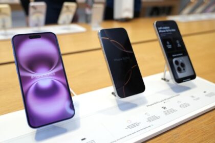 Soaring demand for pre-orders of the new iPhone in Russia even though it is... hot