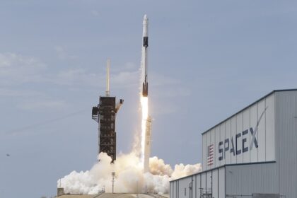 SpaceX plans to sell satellite laser links