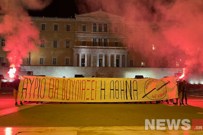 Student protest banner at the Unknown Soldier - News video and images