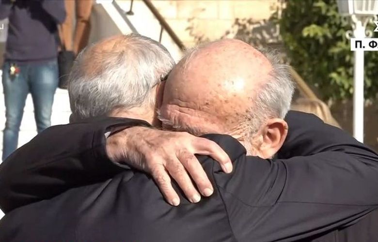 Giorgos Lianis and Yiannis Dimaras broke up hugging at the funeral of Kostas Hardavellas