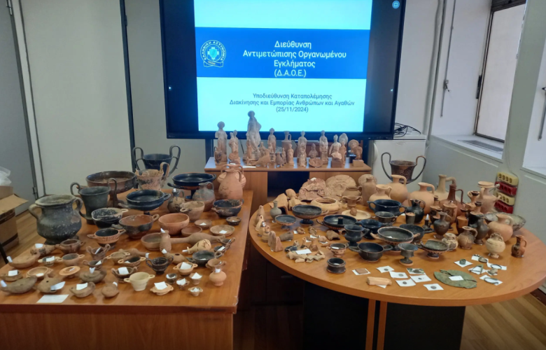 Two people were arrested in Alimos who were in possession of 172 ancient objects