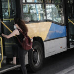 Unknown persons threw stones at a bus in Korydallos and a 19-year-old was injured