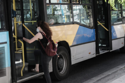 Unknown persons threw stones at a bus in Korydallos and a 19-year-old was injured