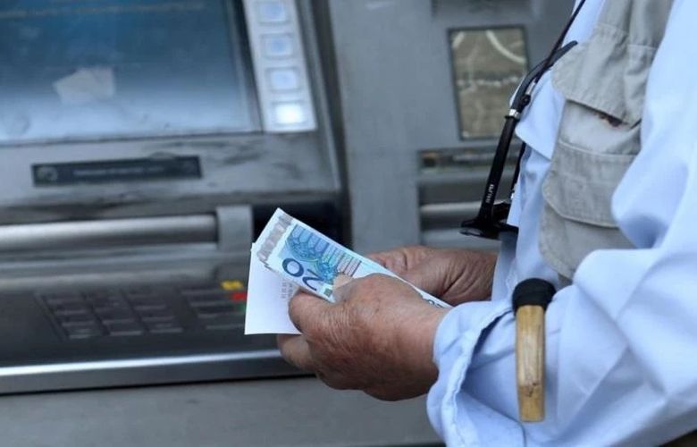 With the threat of a knife, a Moroccan forced a 61-year-old to withdraw money from an ATM in Chania